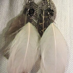 Pierced earrings feathers / metal / bead